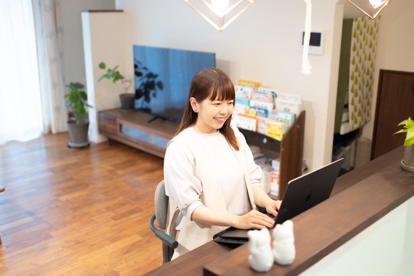 打合せスペースでパソコンに向かう代表 亀甲綾香